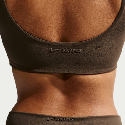 NikeSKIMS Matte Women's Printed Scoop Neck Bra. Nike.com